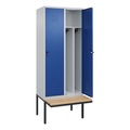 C+P Spind Classic PLUS Sitzbank, 2 Abteile, mittig, lichtgrau / enzianblau, B 800 mm, Sicherheits-Drehriegel, auskragend, Buche-Hartholz