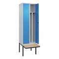 C+P Spind Classic PLUS Sitzbank, 2 Abteile, mittig, lichtgrau / lichtblau, B 600 mm, Zylinderschloss, auskragend, Buche-Hartholz