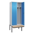 C+P Spind Classic PLUS Sitzbank, 2 Abteile, mittig, lichtgrau / lichtblau, B 800 mm, Zylinderschloss, auskragend, Buche-Hartholz