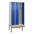 C+P Spind Classic PLUS Sitzbank, 3 Abteile, mittig, lichtgrau / enzianblau, B 900 mm, Zylinderschloss, auskragend, Buche-Hartholz