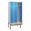 C+P Spind Classic PLUS Sitzbank, 3 Abteile, mittig, lichtgrau / lichtblau, B 900 mm, Zylinderschloss, auskragend, Buche-Hartholz