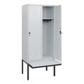 C+P Spind Classic PLUS, 2 Abteile, HxBxT 1.950 x 800 x 815 mm, für Vorhängeschloss, auskragende Bank aus Kunststoff, lichtgrau, lichtgrau