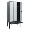C+P Spind Classic PLUS, 3 Abteile, HxBxT 1.950 x 900 x 815 mm, für Vorhängeschloss, auskragende Bank aus Kunststoff, anthrazitgrau, lichtgrau