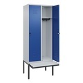 C+P Spind Classic PLUS Sitzbank, 2 Abteile, lichtgrau / enzianblau, B 800 mm, Sicherheits-Drehriegel, auskragend, Kunststoff
