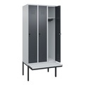 C+P Spind Classic PLUS Sitzbank, 3 Abteile, lichtgrau / grau, B 900 mm, Sicherheits-Drehriegel, auskragend, Kunststoff