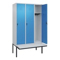 C+P Spind Classic PLUS Sitzbank, 3 Abteile, lichtgrau / lichtblau, B 1200 mm, Sicherheits-Drehriegel, auskragend, Kunststoff