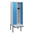 C+P Spind Classic PLUS, 2 Abteile, HxBxT 1.950 x 600 x 815 mm, Zylinderschloss, auskragende Bank aus Kunststoff, lichtgrau, lichtblau