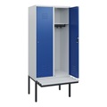 C+P Spind Classic PLUS, 2 Abteile, HxBxT 1.950 x 800 x 815 mm, Zylinderschloss, auskragende Bank aus Kunststoff, lichtgrau, enzianblau