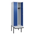 C+P Spind Classic PLUS Sitzbank, 2 Abteile, lichtgrau / enzianblau, B 600 mm, Zylinderschloss, auskragend, Kunststoff