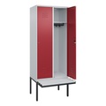 C+P Spind Classic PLUS, 2 Abteile, HxBxT 2.120 x 800 x 815 mm, Zylinderschloss, auskragende Bank aus Kunststoff, lichtgrau, rubinrot