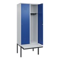 C+P Spind Classic PLUS Sitzbank, 2 Abteile, lichtgrau / enzianblau, B 800 mm, Zylinderschloss, auskragend, Kunststoff