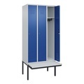 C+P Spind Classic PLUS Sitzbank, 3 Abteile, lichtgrau / enzianblau, B 900 mm, Zylinderschloss, auskragend, Kunststoff