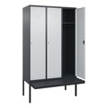 C+P Spind Classic PLUS, 3 Abteile, HxBxT 2.120 x 1.200 x 815 mm, Zylinderschloss, auskragende Bank aus Kunststoff, anthrazitgrau, lichtgrau