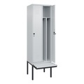 C+P Spind Classic PLUS Sitzbank, 2 Abteile, mittig, lichtgrau, B 600 mm, Sicherheits-Drehriegel, auskragend, Kunststoff