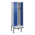 C+P Spind Classic PLUS Sitzbank, 2 Abteile, mittig, lichtgrau / enzianblau, B 600 mm, Sicherheits-Drehriegel, auskragend, Kunststoff
