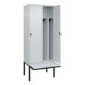 C+P Spind Classic PLUS Sitzbank, 2 Abteile, mittig, lichtgrau, B 800 mm, Sicherheits-Drehriegel, auskragend, Kunststoff