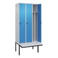C+P Spind Classic PLUS Sitzbank, 3 Abteile, mittig, lichtgrau / lichtblau, B 900 mm, Sicherheits-Drehriegel, auskragend, Kunststoff