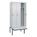 C+P Spind Classic PLUS Sitzbank, 3 Abteile, mittig, lichtgrau, B 900 mm, Sicherheits-Drehriegel, auskragend, Kunststoff
