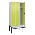 C+P Spind Classic PLUS, 3 Abteile, Trennwand, HxBxT 2.120 x 900 x 815 mm, für Vorhängeschloss, auskragende Bank aus Kunststoff, lichtgrau, clowngrün