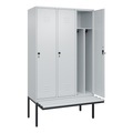 C+P Spind Classic PLUS Sitzbank, 3 Abteile, mittig, lichtgrau, B 1200 mm, Sicherheits-Drehriegel, auskragend, Kunststoff