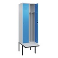 C+P Spind Classic PLUS Sitzbank, 2 Abteile, mittig, lichtgrau / lichtblau, B 600 mm, Zylinderschloss, auskragend, Kunststoff
