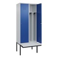 C+P Spind Classic PLUS Sitzbank, 2 Abteile, mittig, lichtgrau / enzianblau, B 800 mm, Zylinderschloss, auskragend, Kunststoff
