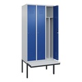 C+P Spind Classic PLUS Sitzbank, 3 Abteile, mittig, lichtgrau / enzianblau, B 900 mm, Zylinderschloss, auskragend, Kunststoff