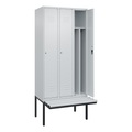 C+P Spind Classic PLUS Sitzbank, 3 Abteile, mittig, lichtgrau, B 900 mm, Zylinderschloss, auskragend, Kunststoff