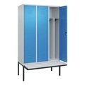 C+P Spind Classic PLUS Sitzbank, 3 Abteile, mittig, lichtgrau / lichtblau, B 1200 mm, Zylinderschloss, auskragend, Kunststoff