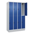 C+P Doppelstock-Spind Classic PLUS, 4 Abteile, lichtgrau / enzianblau, HxB 1950 x 1200 mm, mit Bodensockel, Drehriegel