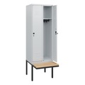 C+P Spind Classic PLUS, 2 Abteile, HxBxT 1.950 x 600 x 815 mm, für Vorhängeschloss, auskragende Bank aus Buche, lichtgrau, lichtgrau