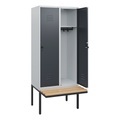 C+P Spind Classic PLUS, 2 Abteile, HxBxT 1.950 x 800 x 815 mm, für Vorhängeschloss, auskragende Bank aus Buche, lichtgrau, anthrazitgrau