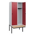 C+P Spind Classic PLUS, 2 Abteile, HxBxT 1.950 x 800 x 815 mm, für Vorhängeschloss, auskragende Bank aus Buche, lichtgrau, rubinrot