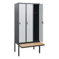 C+P Spind Classic PLUS, 3 Abteile, HxBxT 1.950 x 900 x 815 mm, für Vorhängeschloss, auskragende Bank aus Buche, anthrazitgrau, lichtgrau