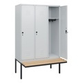 C+P Spind Classic PLUS, 3 Abteile, HxBxT 1.950 x 1.200 x 815 mm, für Vorhängeschloss, auskragende Bank aus Buche, lichtgrau, lichtgrau