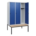 C+P Spind Classic PLUS, 3 Abteile, HxBxT 1.950 x 1.200 x 815 mm, für Vorhängeschloss, untergebaute Bank aus Buche, lichtgrau, enzianblau