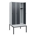 C+P Spind Classic PLUS, 3 Abteile, HxBxT 1.950 x 900 x 815 mm, für Vorhängeschloss, untergebaute Bank aus Kunststoff, lichtgrau, anthrazitgrau