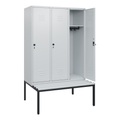 C+P Spind Classic PLUS, 3 Abteile, HxBxT 1.950 x 1.200 x 815 mm, für Vorhängeschloss, untergebaute Bank aus Kunststoff, lichtgrau, lichtgrau