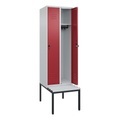 C+P Spind Classic PLUS, 2 Abteile, HxBxT 2.120 x 600 x 815 mm, für Vorhängeschloss, untergebaute Bank aus Kunststoff, lichtgrau, rubinrot