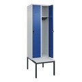 C+P Spind Classic PLUS Sitzbank, 2 Abteile, lichtgrau / enzianblau, B 600 mm, Sicherheits-Drehriegel, untergebaut, Kunststoff