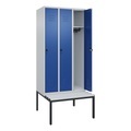 C+P Spind Classic PLUS Sitzbank, 3 Abteile, lichtgrau / enzianblau, B 900 mm, Sicherheits-Drehriegel, untergebaut, Kunststoff