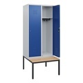 C+P Spind Classic PLUS, 2 Abteile, HxBxT 1.950 x 800 x 815 mm, Zylinderschloss, untergebaute Bank aus Buche, lichtgrau, enzianblau