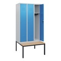 C+P Spind Classic PLUS, 3 Abteile, HxBxT 1.950 x 900 x 815 mm, Zylinderschloss, untergebaute Bank aus Buche, lichtgrau, lichtblau
