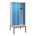 C+P Spind Classic PLUS Sitzbank, 3 Abteile, lichtgrau / lichtblau, B 900 mm, Zylinderschloss, untergebaut, Buche-Hartholz