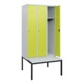 C+P Spind Classic PLUS, 3 Abteile, HxBxT 1.950 x 900 x 815 mm, Zylinderschloss, untergebaute Bank aus Kunststoff, lichtgrau, clowngrün