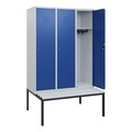 C+P Spind Classic PLUS, 3 Abteile, HxBxT 1.950 x 1.200 x 815 mm, Zylinderschloss, untergebaute Bank aus Kunststoff, lichtgrau, enzianblau