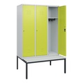 C+P Spind Classic PLUS, 3 Abteile, HxBxT 1.950 x 1.200 x 815 mm, Zylinderschloss, untergebaute Bank aus Kunststoff, lichtgrau, clowngrün