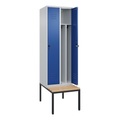 C+P Spind Classic PLUS Sitzbank, 2 Abteile, mittig, lichtgrau / enzianblau, B 600 mm, Sicherheits-Drehriegel, untergebaut, Buche-Hartholz