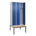 C+P Spind Classic PLUS Sitzbank, 3 Abteile, mittig, lichtgrau / enzianblau, B 900 mm, Sicherheits-Drehriegel, untergebaut, Buche-Hartholz