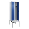 C+P Spind Classic PLUS Sitzbank, 2 Abteile, mittig, lichtgrau / enzianblau, B 600 mm, Sicherheits-Drehriegel, untergebaut, Kunststoff